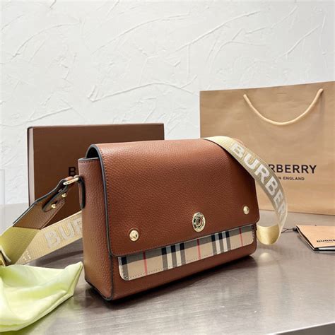 ผู้หญิง Burberry 